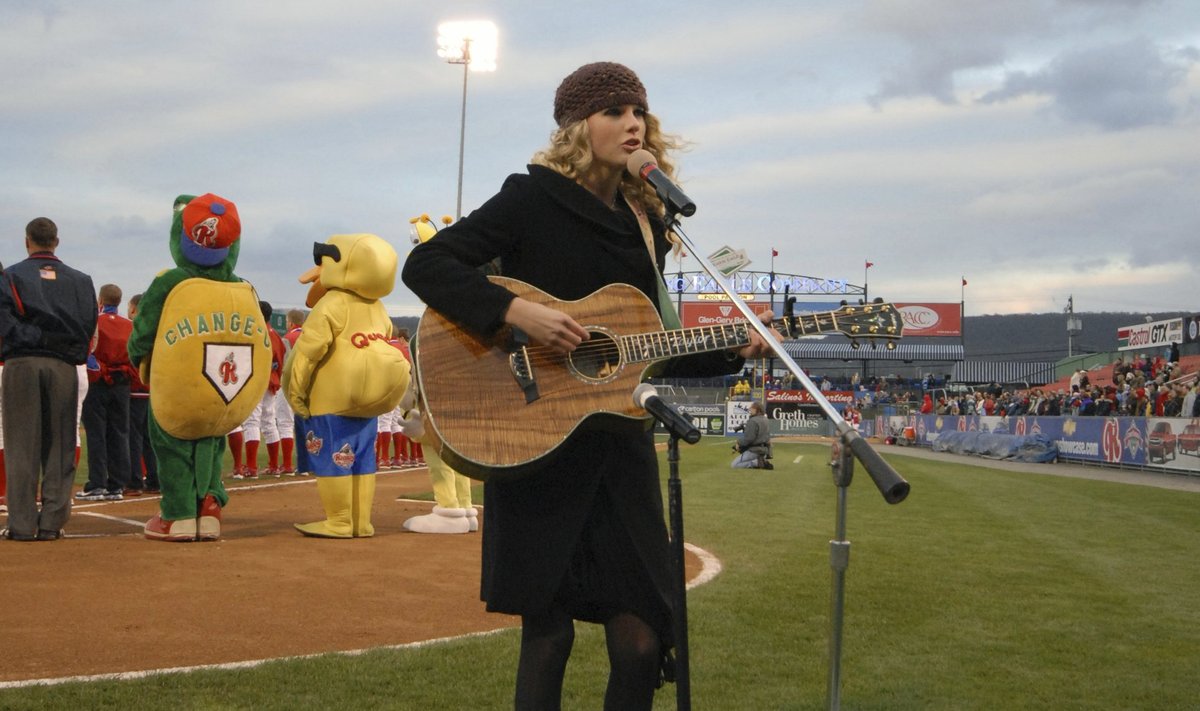 KES OSANUKS ARVATA: 17-aastane Taylor Swift esitamas USA hümni spordiväljakul enne pesapalli matši. Pool aastat pärast esikplaadi ilmumist. Taylori lauljakarjäär sai hoo sisse just staadionitel hümni lauldes.