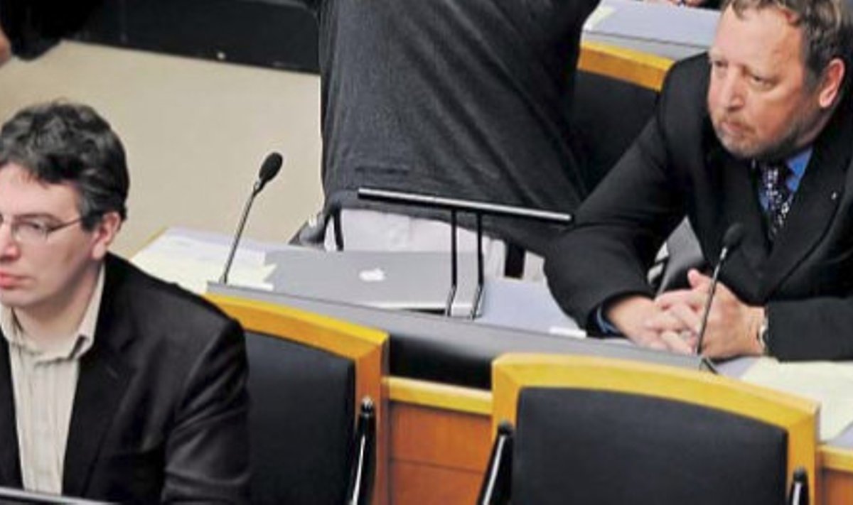 Rohelised riigikogus tööhoos – esiplaanil Toomas Trapido, paremal istub Valdur Lahtvee ja kampsuniga on ametis Marek Strandberg.