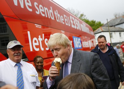 EUROLIIDU VASTANE RAHVAMEES: Endine Londoni linnapea Boris Johnson sõidab kampaaniabussiga mööda riiki, sööb kohalikega jäätist, joob õlut ja kuulutab, et Euroopa Liit läheb Suurbritanniale maksma 350 miljonit naela nädalas.  