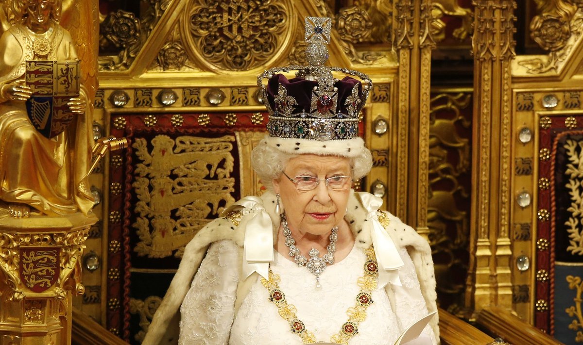 MIDA KUNINGANNA TEEKS? Elizabeth II seisukoht läheb Ühendkuningriigis korda paljudele. Märtsis väitis tabloid The Sun "kindlale allikale" toetudes, et kuninganna on Brexiti pooldaja, kuid Buckinghami palee lükkas selle väite ümber. 