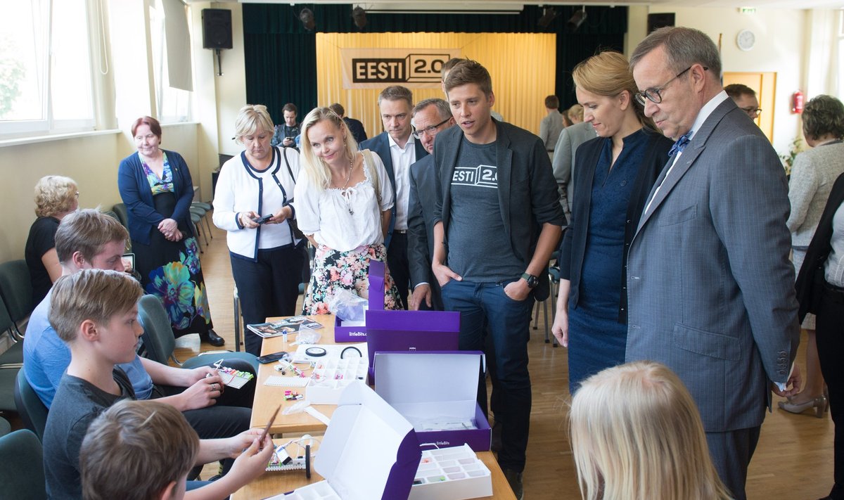 Lilleküla gümnaasiumis toimunud littleBitsi tutvustusel näitasid klotsidega varem kokku puutunud lapsed president Ilvesele ja MTÜ asutajale Hardi Meybaumile oma saavutusi.
