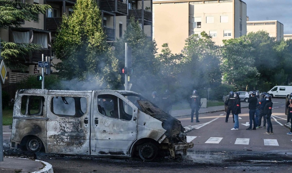 Põlenud auto esmaspäeval Dijoni tänaval