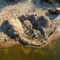 ФОТО | Сенсационная находка на Рижском пляже: под слоем песка нашли 150-летний парусник
