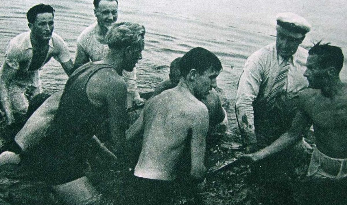 Päästmine: Ülemiste järve kukkunud Poola lennuki pilooti Zbigniew Olenskit tuuakse veest välja. 