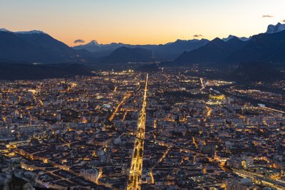 Õhtuhämaruses avaneb mäe otsast Grenoble'ile vapustav vaade