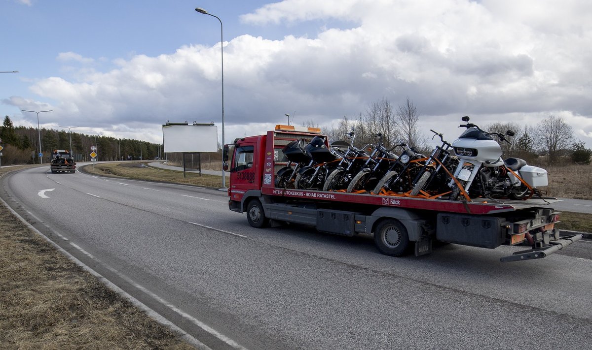 Politsei konfiskeeris Jaanus Vingi elukohast 20 Harley-Davidsoni mootorratast.