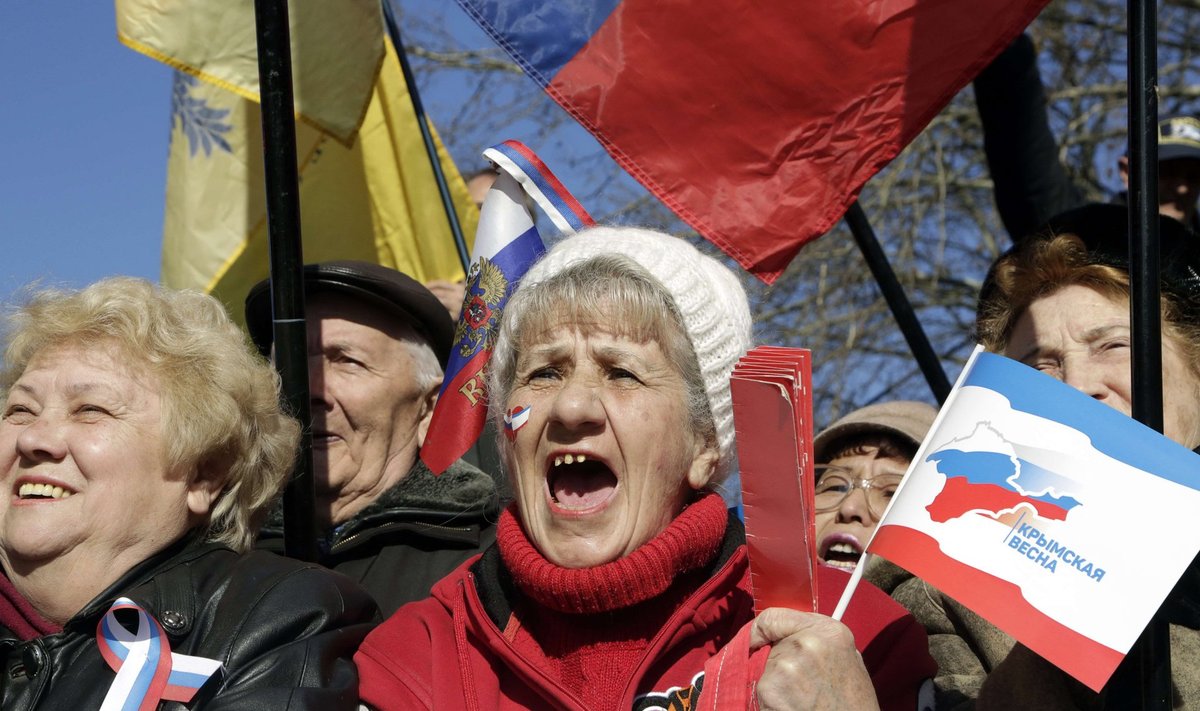 Fotograafide vaatavälja satuvad aga Krimmis sellised pensionärid, kelle meelest tasub uue võimu kiituseks lippe lehvitada.