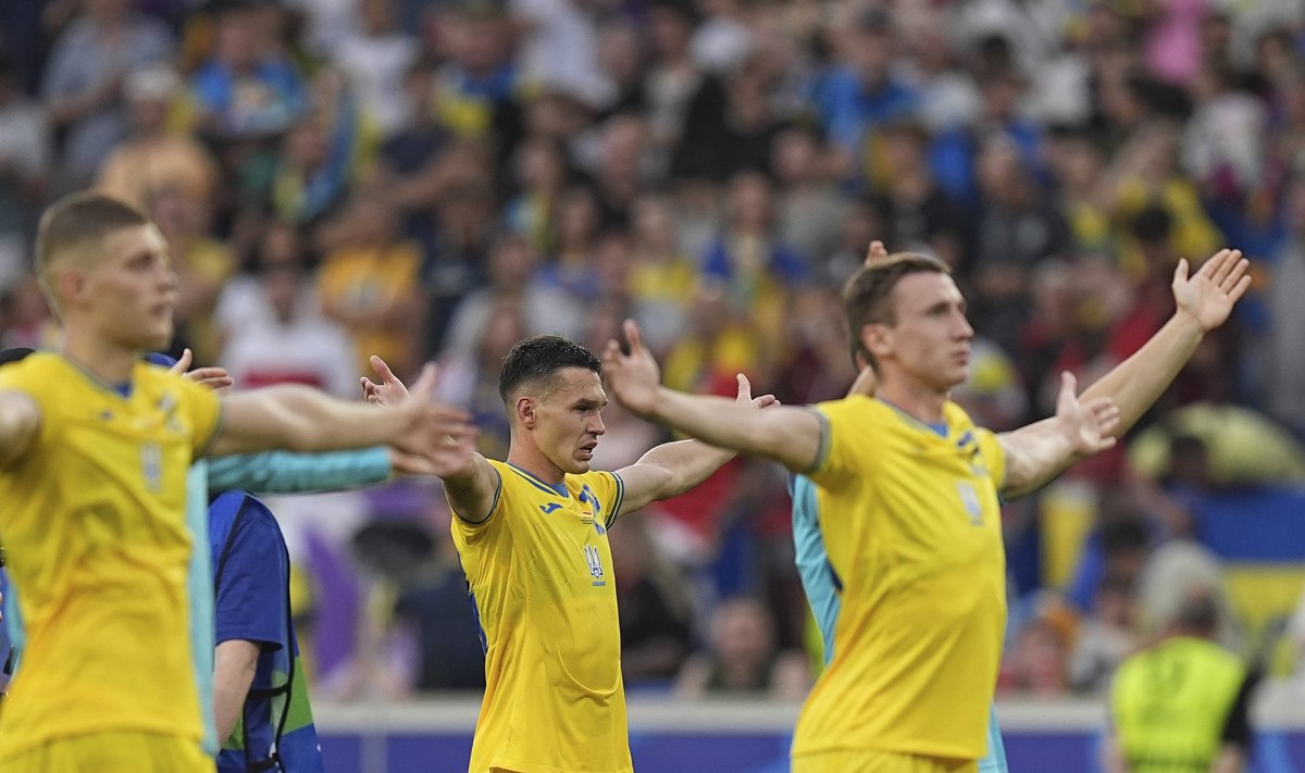 Ukraina meeskond peale kaotust fännide ees plaksu löömas.