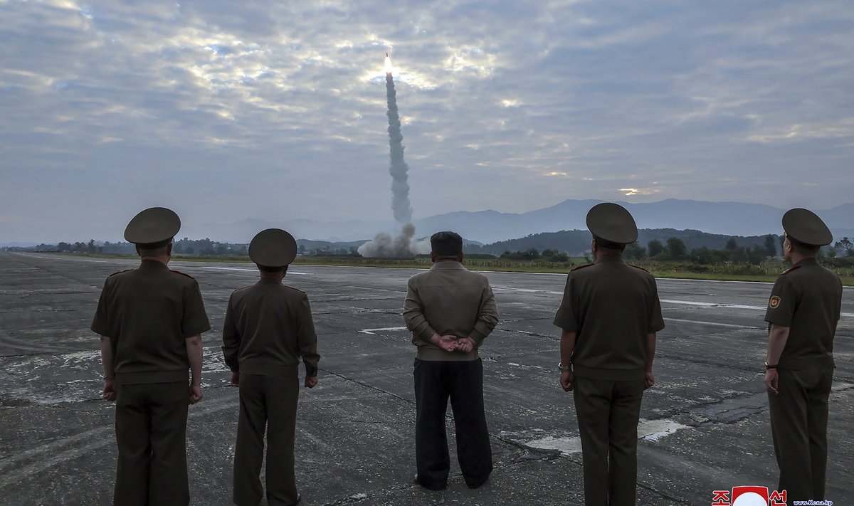 TESTIVAD: See foto on tehtud kuu aega tagasi Põhja-Koreas. Riigi liider Kim Jong Un (keskel) vaatab Põhja-Korea uue ballistilise raketi õhkutõusu. Võib vabalt olla, et ka selle raketi mõned komponendid on tehtud USA-s.