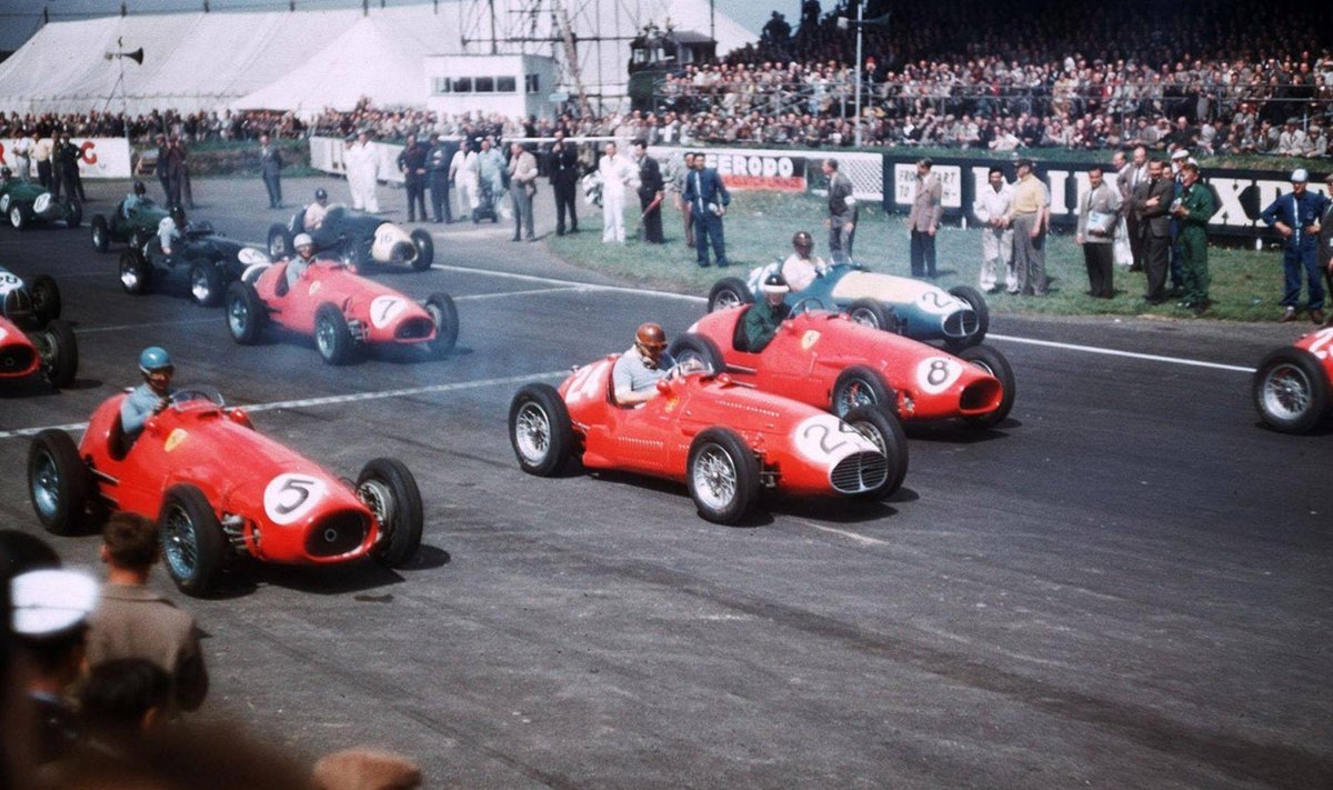 Punased Ferrarid ja Maseratid kõrvuti stardis, nr 5 Alberto Ascari, nr 24 José Froilán González, nr 8 Mike Hawthorn ja nr 23 Juan-Manuel Fangio. Briti GP 1953. 