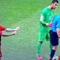 FOTO: Jalgpallimeedia kajab - Portugali äss näitas kohtunikule kahte keskmist sõrme?!