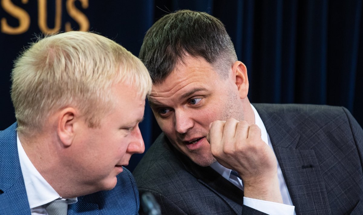 Rahandusminister Mart Võrklaev ja regionaalminister Madis Kallas valitsuse pressikonverentsil.