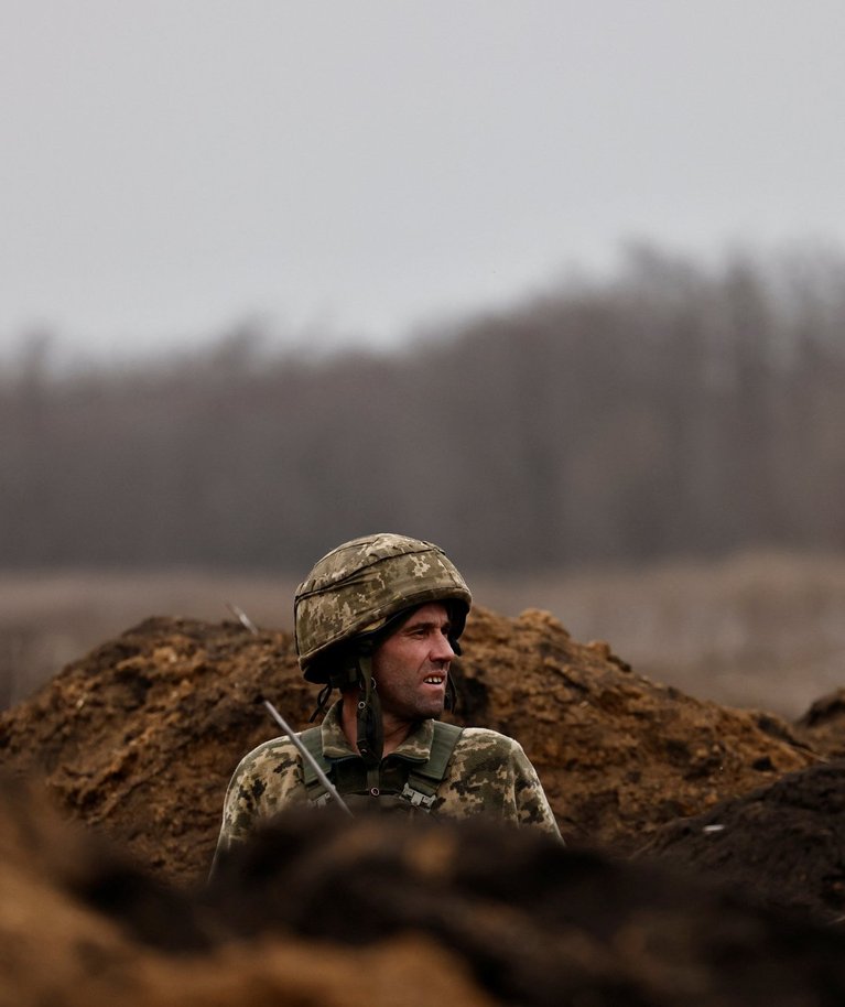 Ukraina sõdur jälgimas rindepositsioonil oma ümbrust. Foto tehtud 16. märtsil 2023.