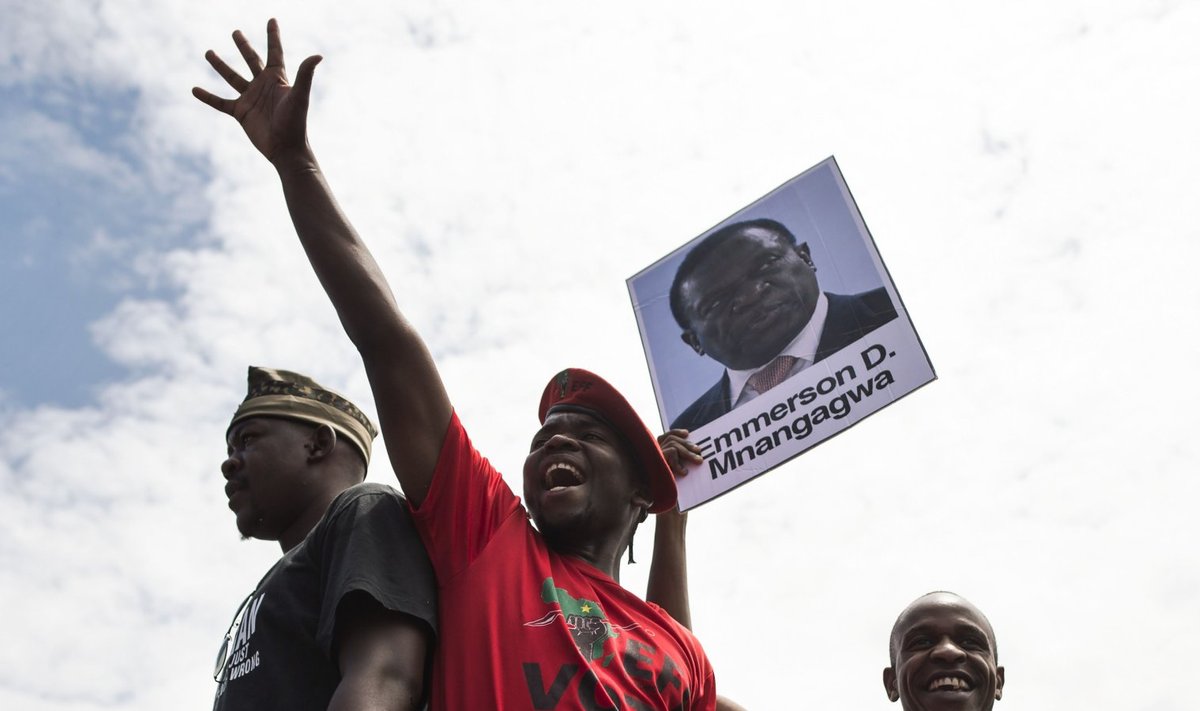 VASTALISED: Ametist tagandatud asepresident Emmerson Mnangagwa pooldajad karjusid noorteühenduste kogunemisel Grace Mugabele „buuuu!”. Esileedi solvajate tabamiseks alustati politseioperatsiooni.