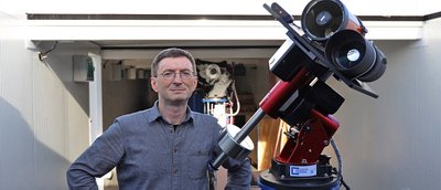 Professor Hakan Kayal ja uus teleskoop