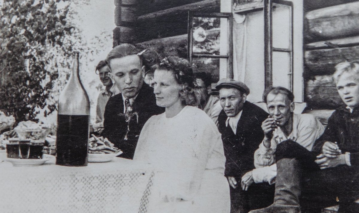 Plaadiga koos oleval postkaardil on Elmi ja Eindri Kurg oma pulmapäeval Liliengolfi külas Tomski oblastis 1957. aastal.