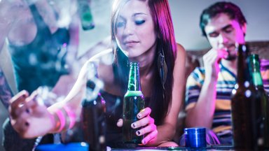 Teismelised ja alkohol – kuidas suhtuda? Ema: kui keelasin, hakkas ta käituma ennasthävitavalt