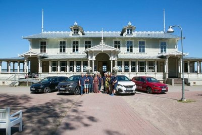 Eesti autoajakirjanikud poseerivad Peugeot autode taustal
