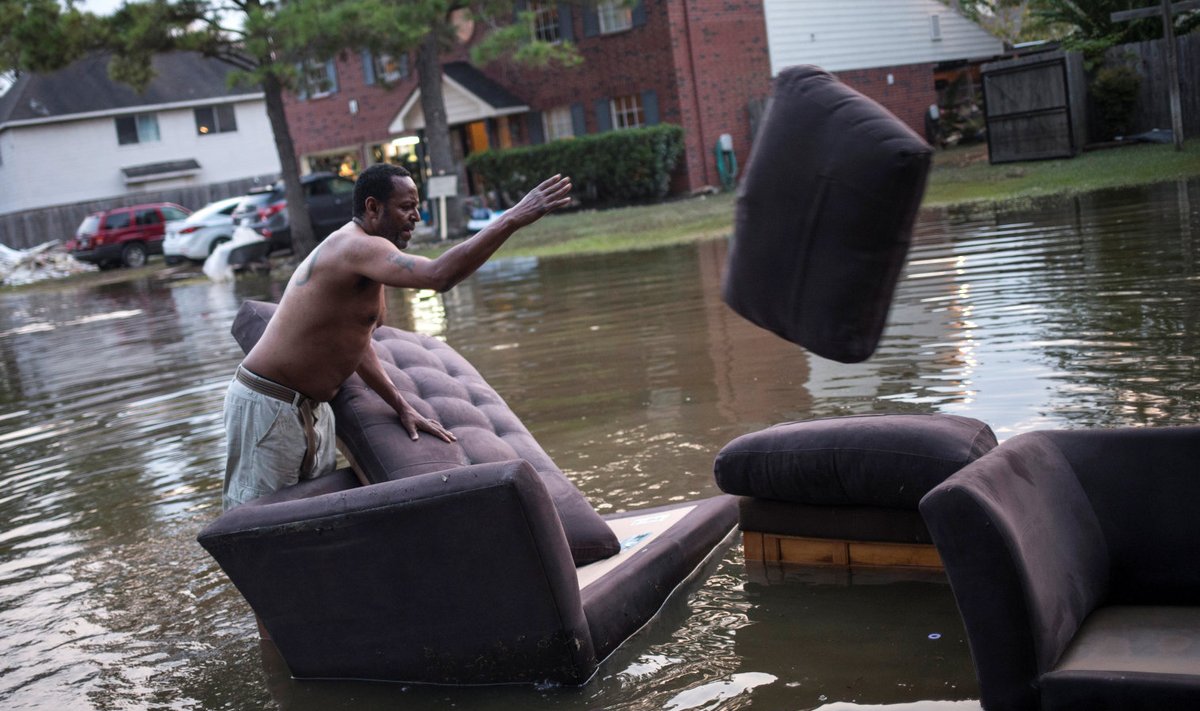 Houstonis päästab Vince Ware üleujutatud majast vara