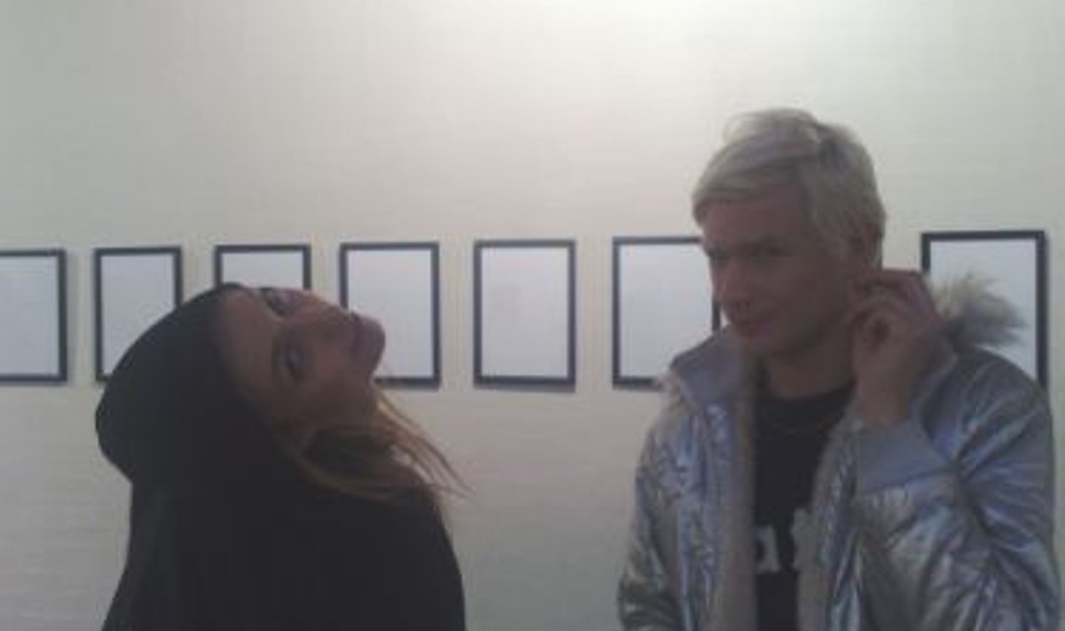 Popkunstnik Kiwa koos laulja, modell ja kunstnik Hannele Turuga.
