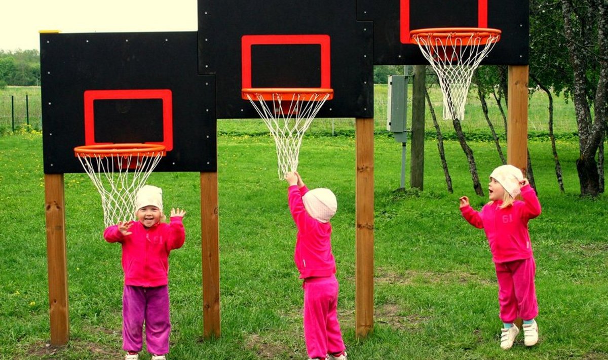 Assaku lasteaias käivatele kolmikõdedele Eliisele, Mariele ja Gretele meeldis väga lasta end pildistada uute korvpalli rõngaste all, kuid uusi asju on Assaku mänguväljakul veel.