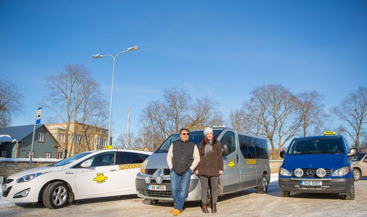 Arvi Hallik ja samuti taksot sõitev tütar Andra Hallik praegu Saaremaa peal ringi vurava kolme Hea Takso masinaga.