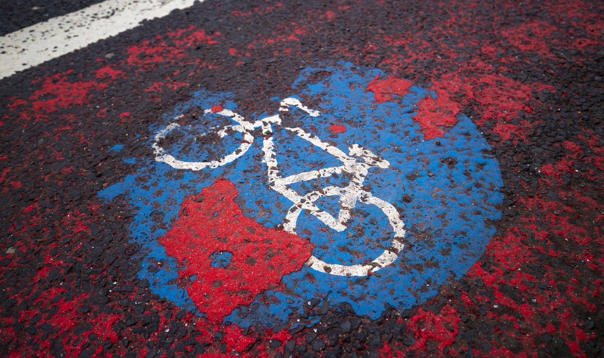 Убитая велосипедная дорожка в Таллинне в январе 2023 года.