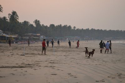 Vahetult enne päikesetõusu mängisid kohalikud rannas juba jalgpalli. Keskpäeval oli aga niivõrd palav, et enamus neist tegid lõunauinaku. 