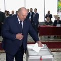 ВИДЕО | Лукашенко проголосовал на выборах фразой „Должен вам честно признаться — за всех!“