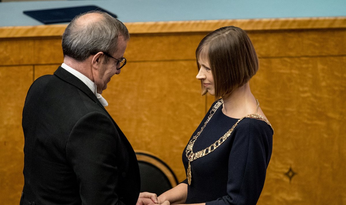 Presidendi ametikett on jõudnud Toomas Hendrik Ilvese õlult Kersti Kaljulaidi õlule. Ilves saadab ametijärglase südamliku käepigistusega teele. Ongi üks ajastu lõppenud ja järgmine alanud.