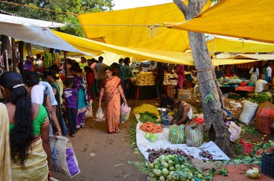 Värvikirev turg, kus kohalikke india riideid, šarisid kandvad naised toidu valmistamiseks tooraineid soetavad. 