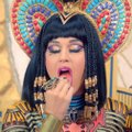 KIIRE ARVUTUS: Kui palju võtaks Katy Perry juurde, kui ta kõik ära sööks, mis orjad talle uues videos ette tassivad?