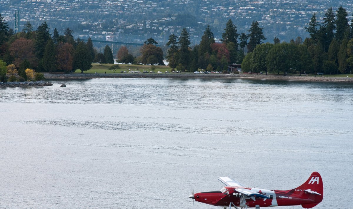 Vesilennuk Vancouveri läheduses veele laskumas.