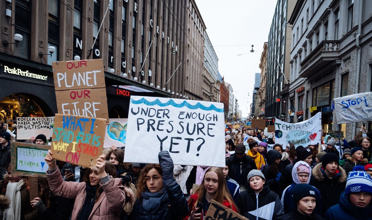 Tuhanded koolilapsed marssisid möödunud reedel kliimaprotestil Helsingi parlamendihoone ette.