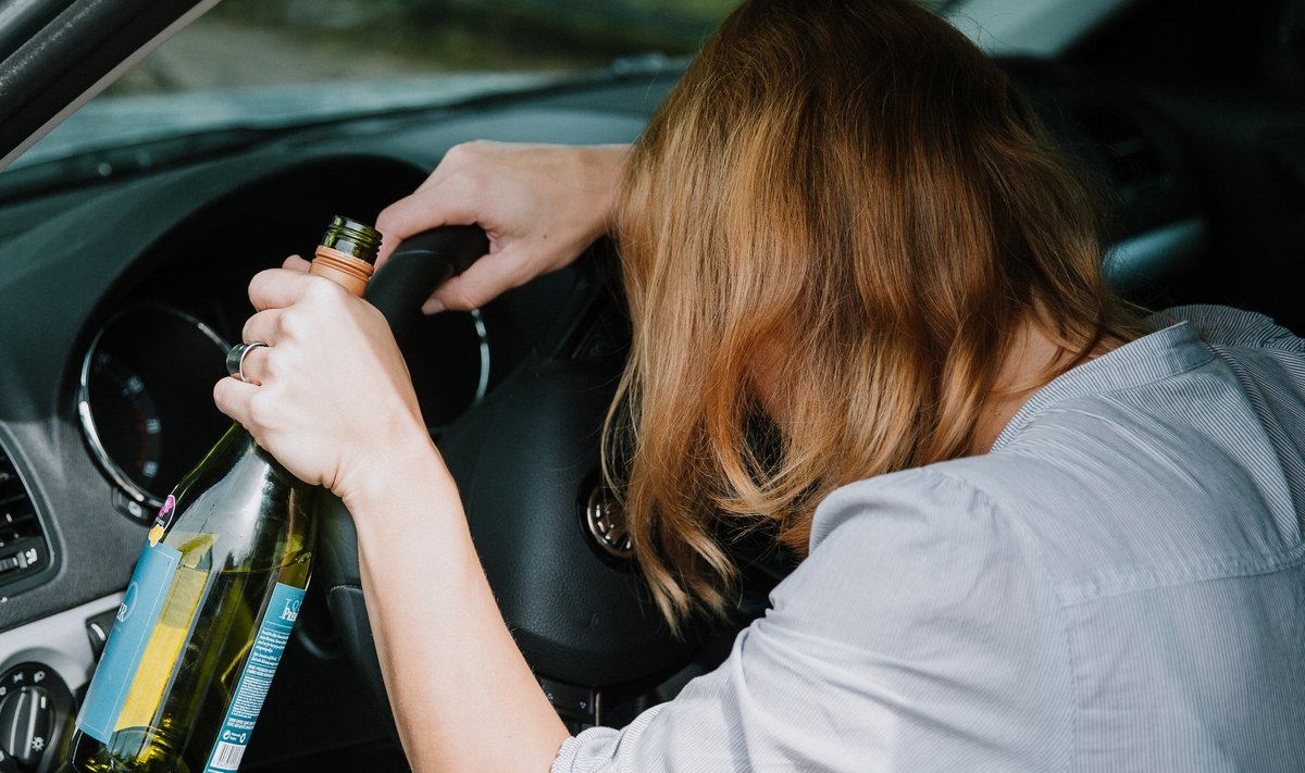 Eesti elanike hinnangul on suurim alkoholiga seonduv probleem Eestis alkoholijoobes sõiduki juhtimine.
