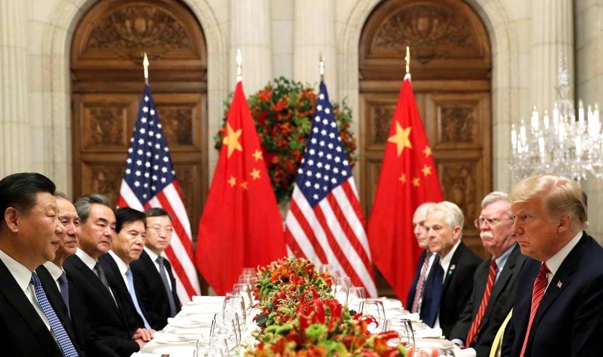 Donald Trump (paremal) sundis Xi Jinpingi järeleandmistele, lükates vastutasuks uued tariifid edasi.