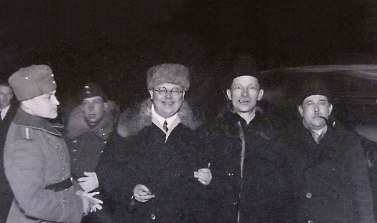 Advokaadid pärast vahistamist: Vabadus-sõjalaste ehk vapside liikumises osalenud advokaadid (vasakult) Sergei Paul ja Konstantin Hallik koos Hjalmar Mäega pärast arreteerimist võimude poolt Tallinnas Narva maanteel 12. märtsil 1934. 