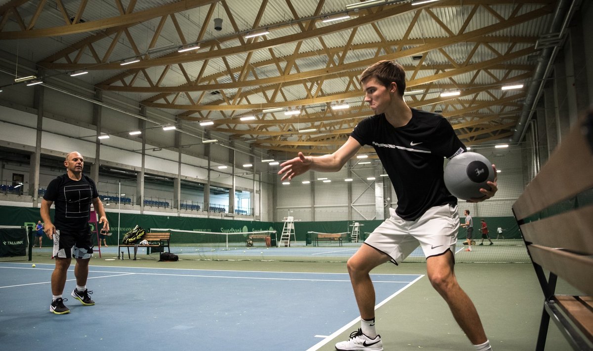 Federico Ricci (vasakul) valmistab Kenneth Raisma keha ja vaimu ette kõrgetasemeliseks tennisemänguks.