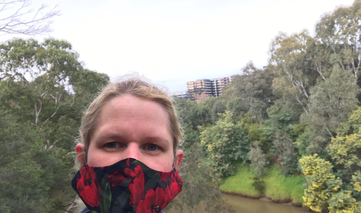 EESTIMAINE: Anneli Lill kannab Austraalia eestlase õmmeldud maski.