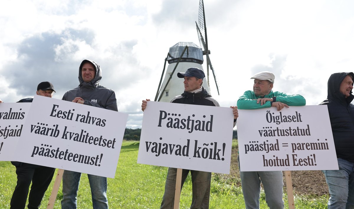 В прошлом году спасатели провели акцию протеста недалеко от мызы Вихула. 