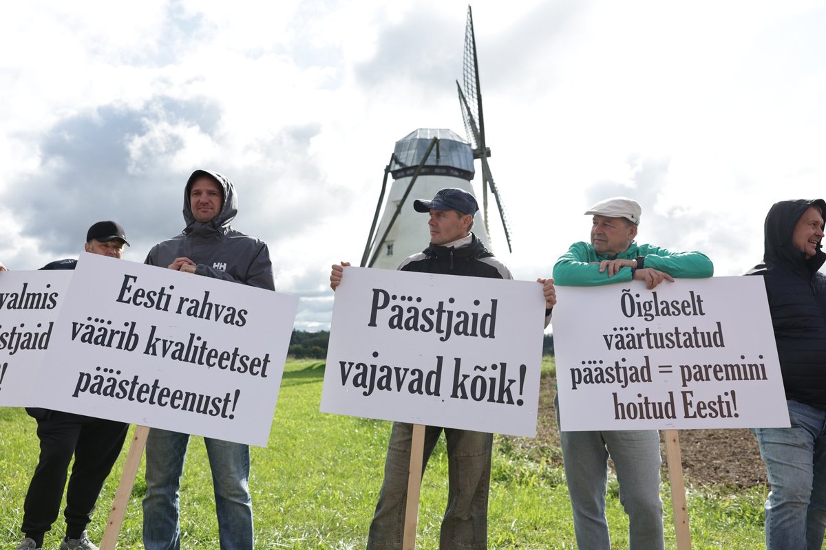 VIDEO ja FOTOD | „Hea töö nõuab õiglast tasu!“ Päästjad korraldasid valitsuse väljasõiduistungi eel meeleavalduse