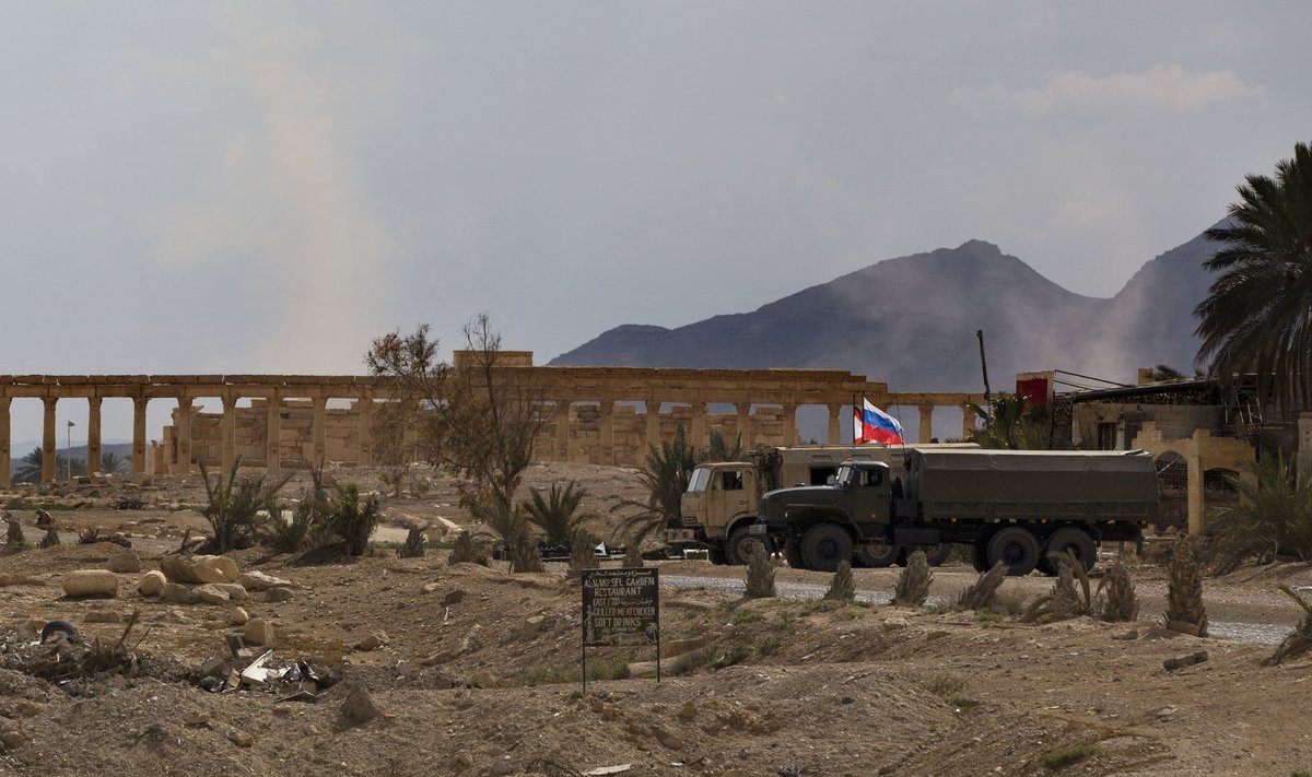 Vene sõjaveokid Palmyra lähistel