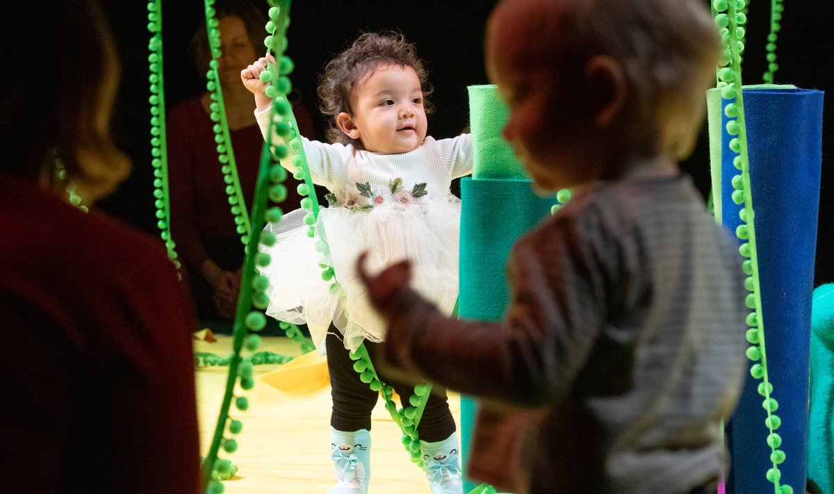 Tantsulavastuses "Aas" pakub tantsijanna väikestele lastele võimalust toimuvas kaasa lüüa, mida Tallinna etenduse lõpuks peaaegu kõik lapsed meelsasti kasutasid.