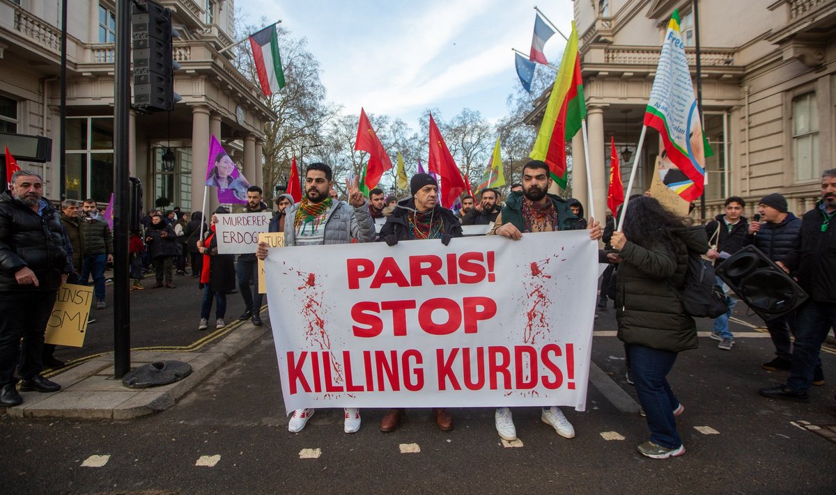 Londonis Prantsuse saatkonna ees laupäeval toimunud kurdide meeleavaldus.