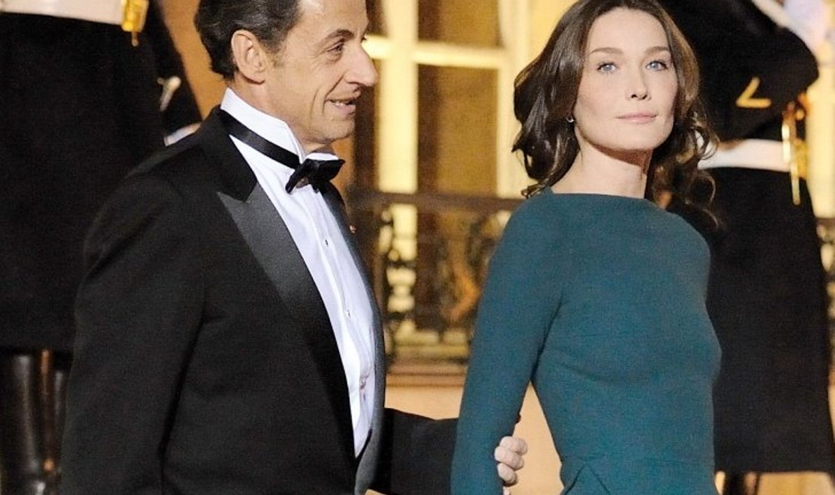 French President Nicolas Sarkozy (L) and his wife Carla Bruni-Sarkozy (R) wait to welcome their Russian counterpart Dmitry Medvedev and his wife Svetlana Medvedeva for a dinner on March 2, 2010 at the Elysee palace in Paris.   AFP PHOTO / ERIC FEFERBERG