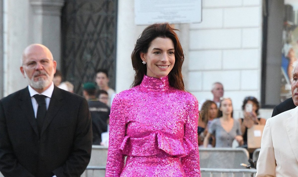 Anne Hathaway Valentino kõrgmoe esitlusel.