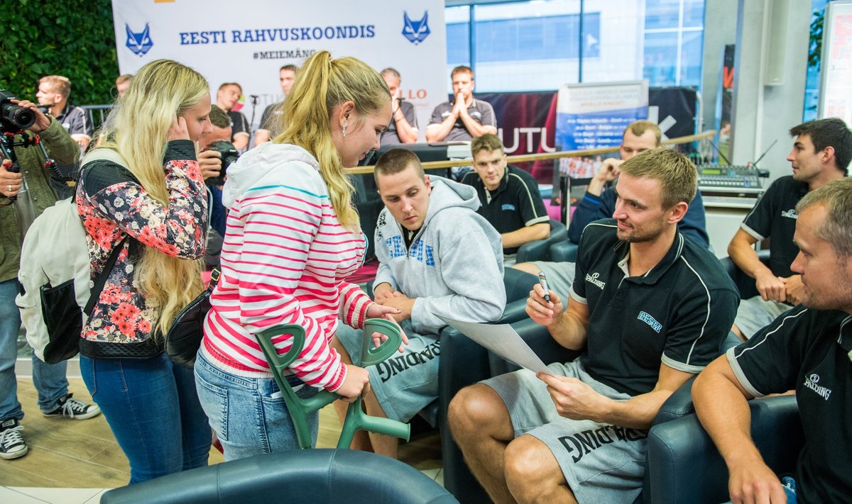 Teel Riiga kohtusid Eesti korvpallikoondise liikmed Pärnus oma fännidega ja jagasid autogramme.