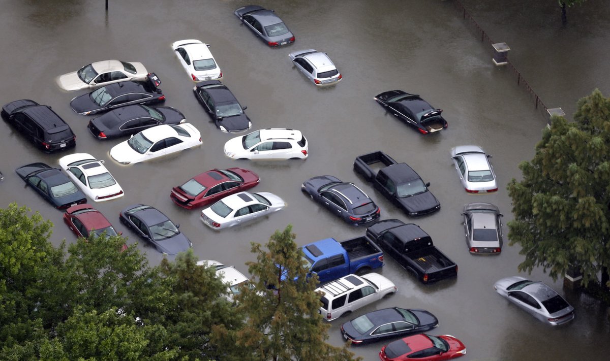 Harvey tõttu vee alla jäänud autod. 
