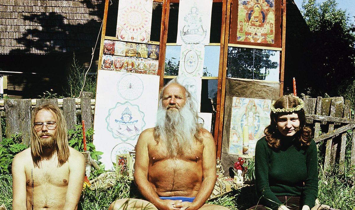 GURU: Eesti filosoofist, sanskriti-, jooga- ja meditatsioonieksperdist Mihkel Ram Tammest (keskel) sai paljude nõukogude hipide jaoks guru nii Eestis kui mujal. Foto 1970. aastate keskpaigast.