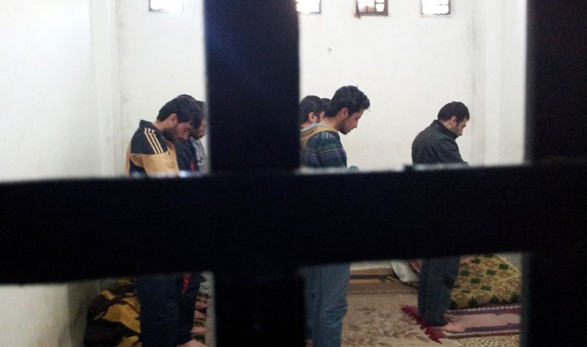 Vangid palvetavad Raqqah’ vangikongis, mis on teiste kõrval veel hõredalt asustatud. Keskmiselt hoitakse umbes sama suures kongis seitset kuni kümmet inimest.